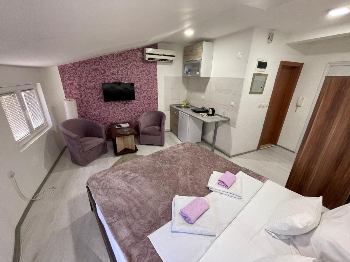 Apartmani Aleksandra U Centru Grada 크라구예바츠 외부 사진